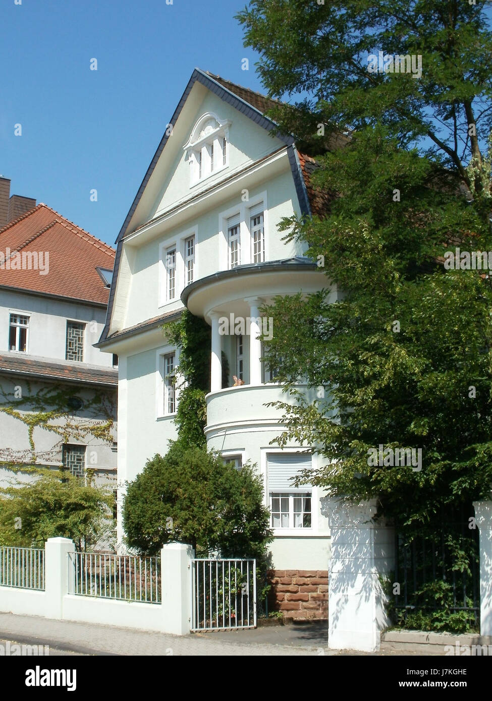 Cette image fait référence à un emplacement sur la rue Gustav Bruch à SaarbrÃ¼cken, en Allemagne, prise en juin 2011. SaarbrÃ¼cken est la capitale de la Sarre, connue pour son histoire industrielle et son patrimoine culturel. Banque D'Images