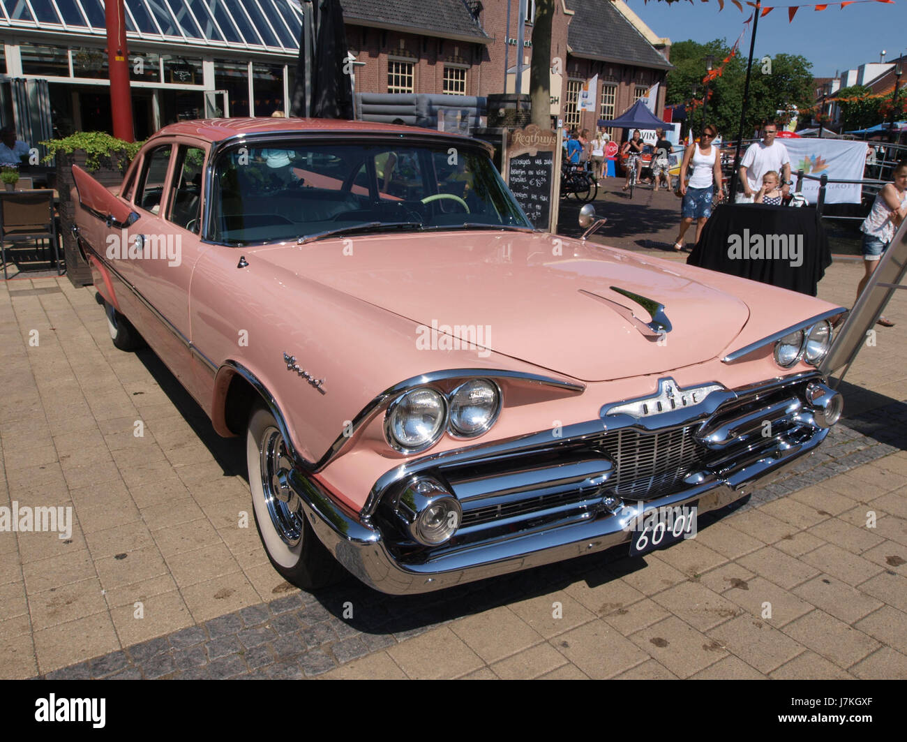 Ce titre fait référence à une Dodge Coronet 1959 exposée au SPECIAAL Auto Evenement à Nijkerk, aux pays-Bas, en 2011. L'événement est une vitrine pour les voitures classiques et anciennes, avec la Dodge Coronet étant un exemple notable du design automobile américain du milieu du XXe siècle. Banque D'Images