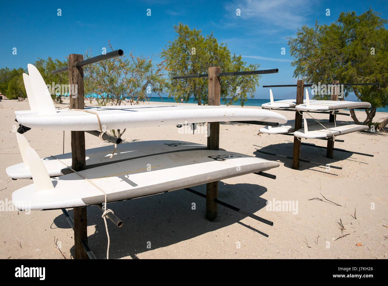 Pose de surf sur le stand en location centre de sports nautiques. Banque D'Images