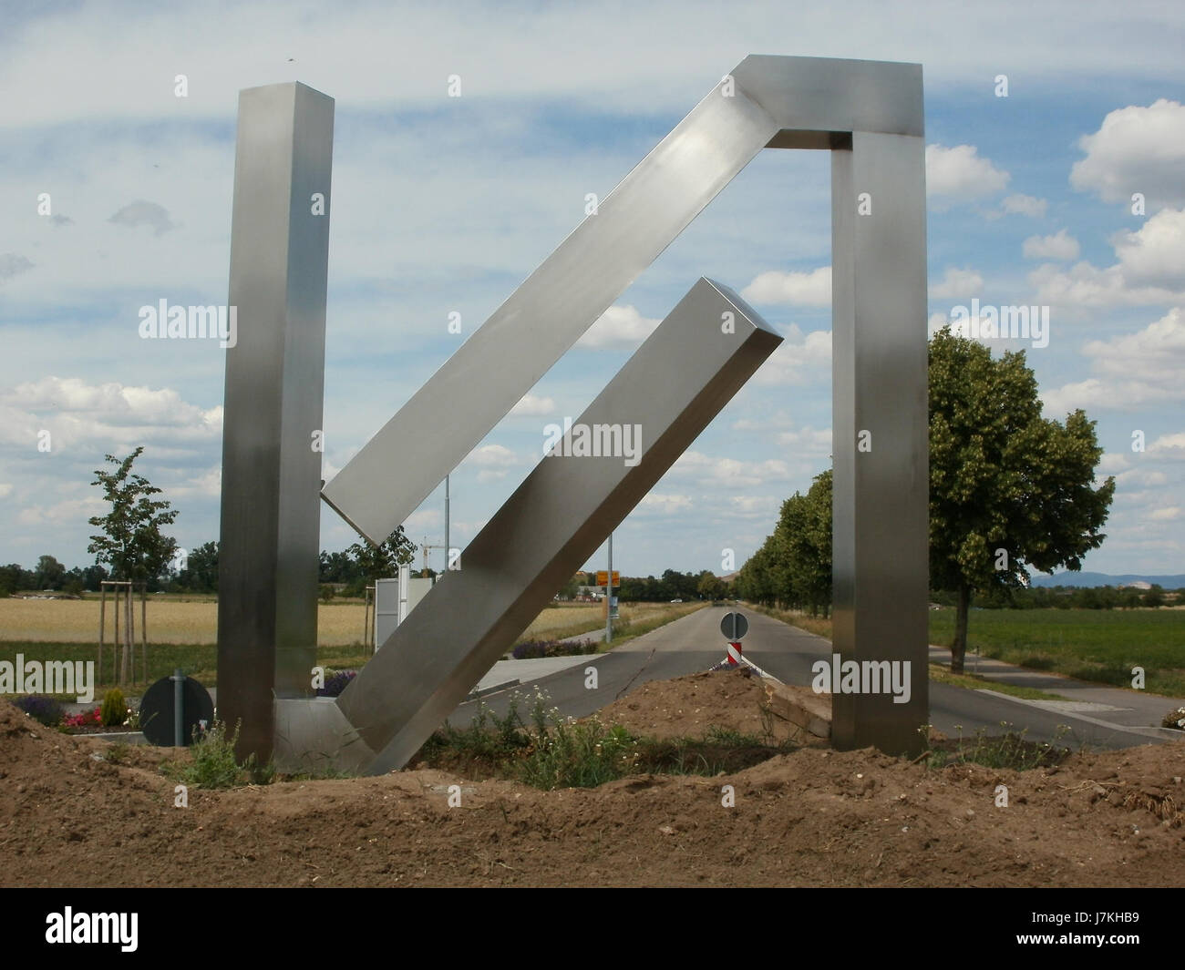 Cette image de Neulussheim, une ville allemande, donne un aperçu du paysage local et des caractéristiques urbaines en juin 2011, en capturant l'architecture et l'environnement. Banque D'Images