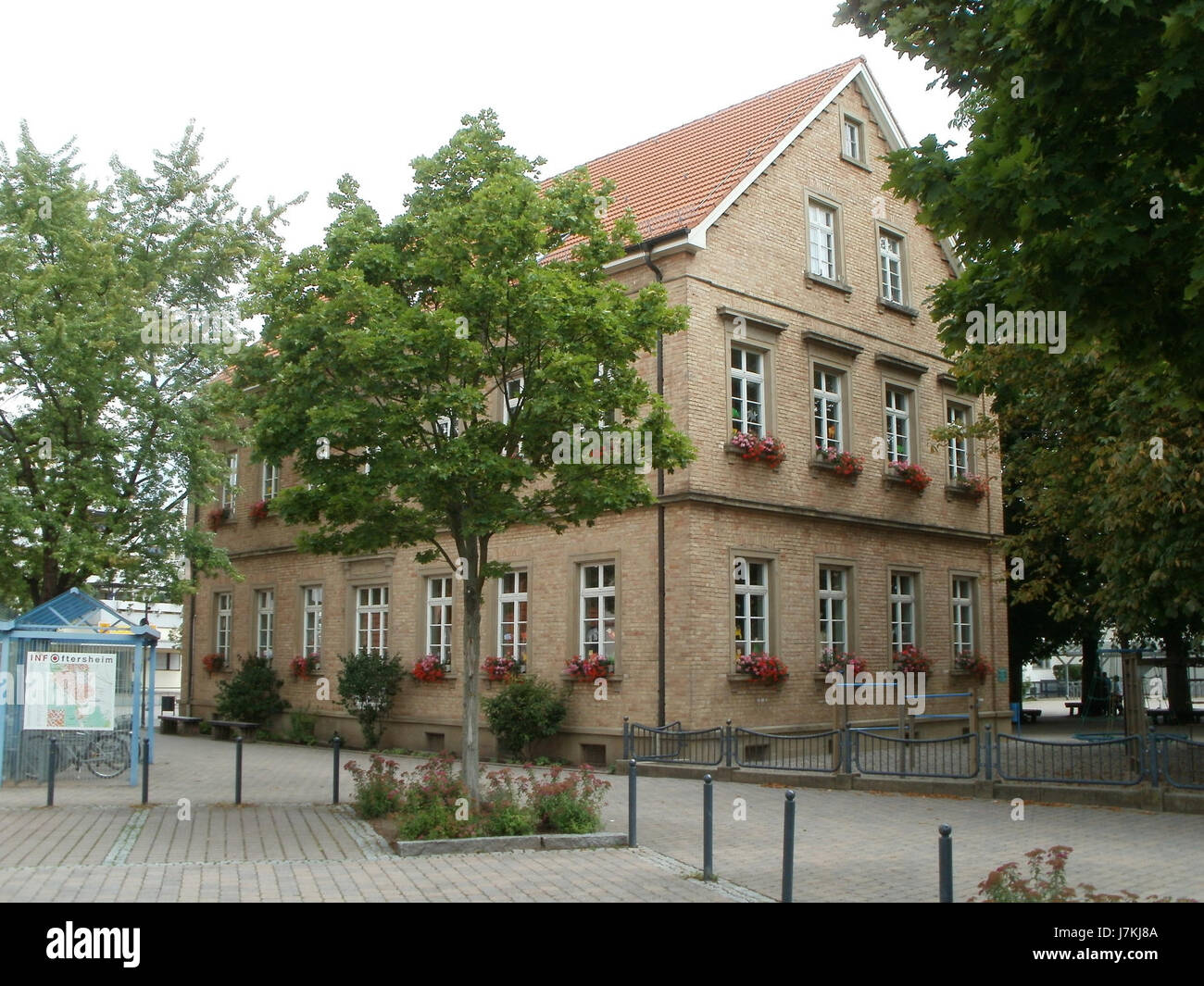 Ce titre fait probablement référence à un site historique à Oftersheim, en Allemagne, l'Alte Schule (ancienne école), avec un événement notable ou une description du 23 juin 2011. Le site représente le patrimoine éducatif et l'histoire régionale. Banque D'Images