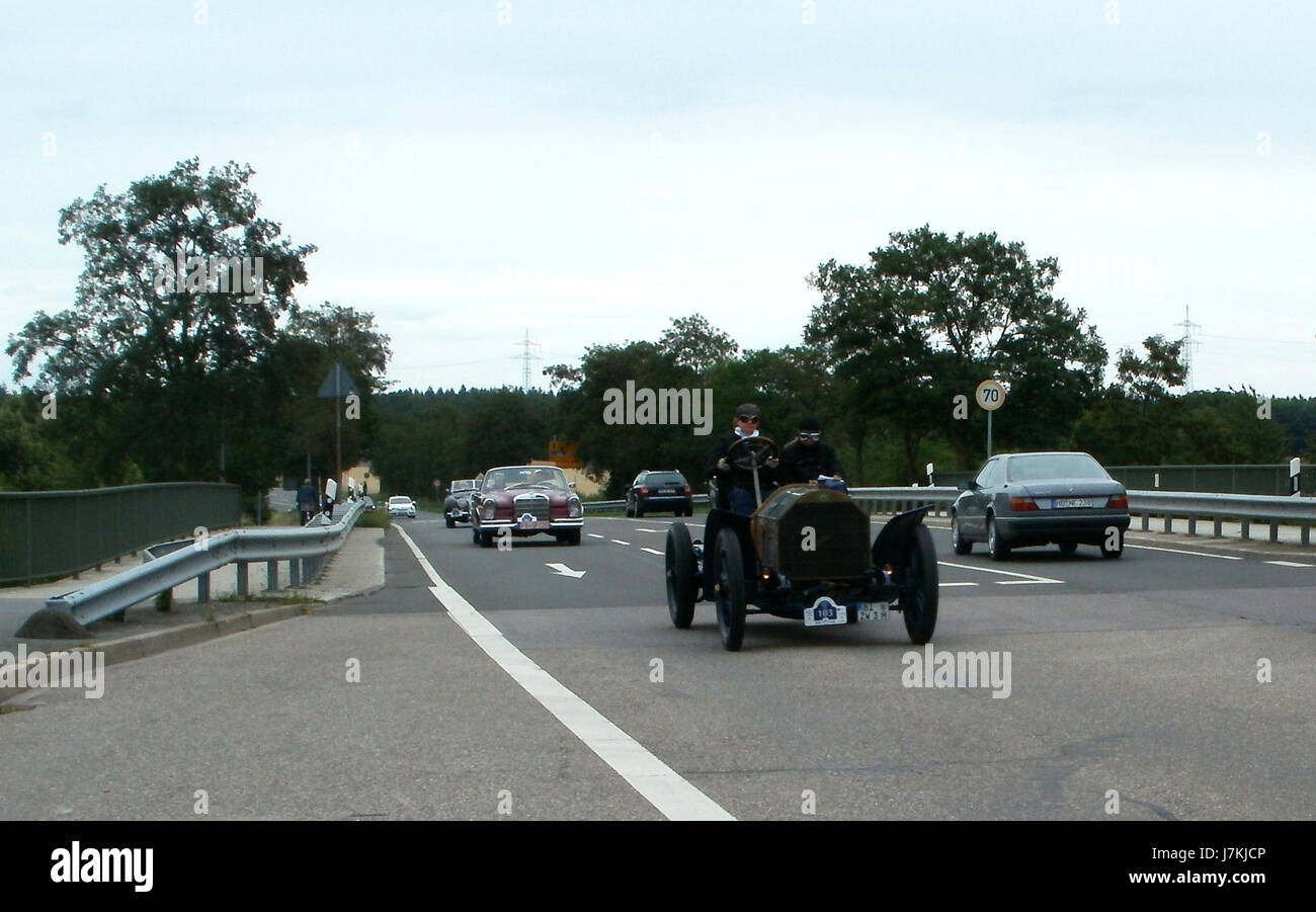 Le Bertha Benz Fahrt du 25 juin 2011 commémore le trajet historique de Bertha Benzâ€™ de Mannheim à Pforzheim en 1888, marquant le premier voyage automobile longue distance. L'événement a célébré l'héritage de la famille Benz et les origines de l'industrie automobile en Allemagne. Banque D'Images