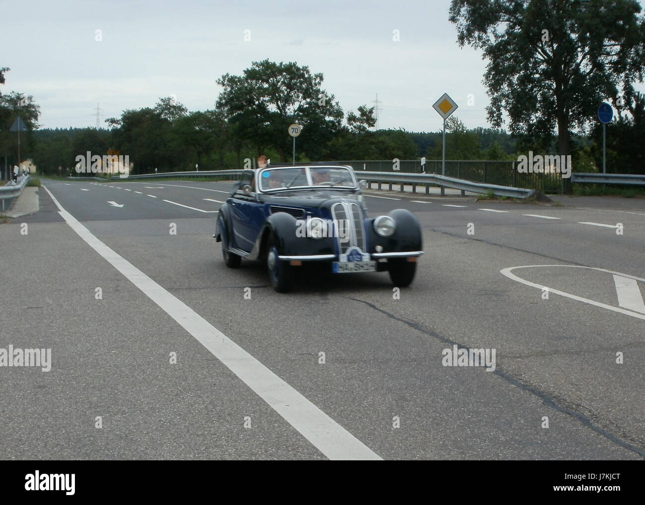 Un événement historique du 25 juin 2011, marquant la Bertha Benz Fahrt, un voyage à travers Neulussheim. Cet événement commémore le dynamisme pionnier de Bertha Benz dans l’histoire de l’automobile et le développement des premières technologies automobiles. Banque D'Images