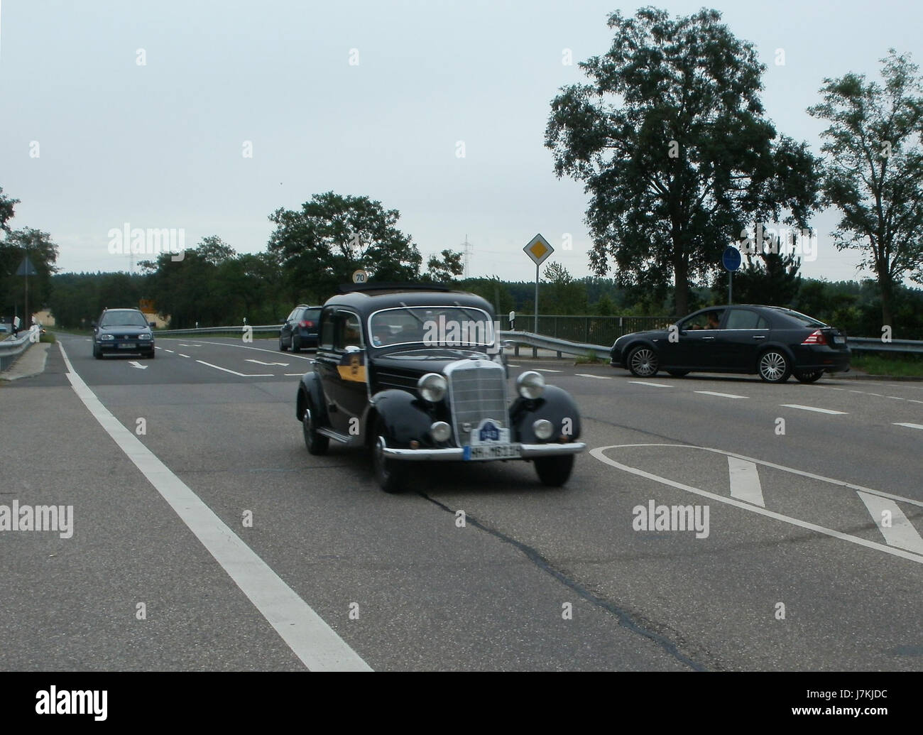 Cette image commémore la Bertha Benz Fahrt (Bertha Benz Drive) du 25 juin 2011, marquant le parcours historique emprunté par Bertha Benz en 1888. Ce fut un moment pionnier dans l'histoire de l'automobile, mettant en valeur son rôle dans le développement de l'automobile. Banque D'Images
