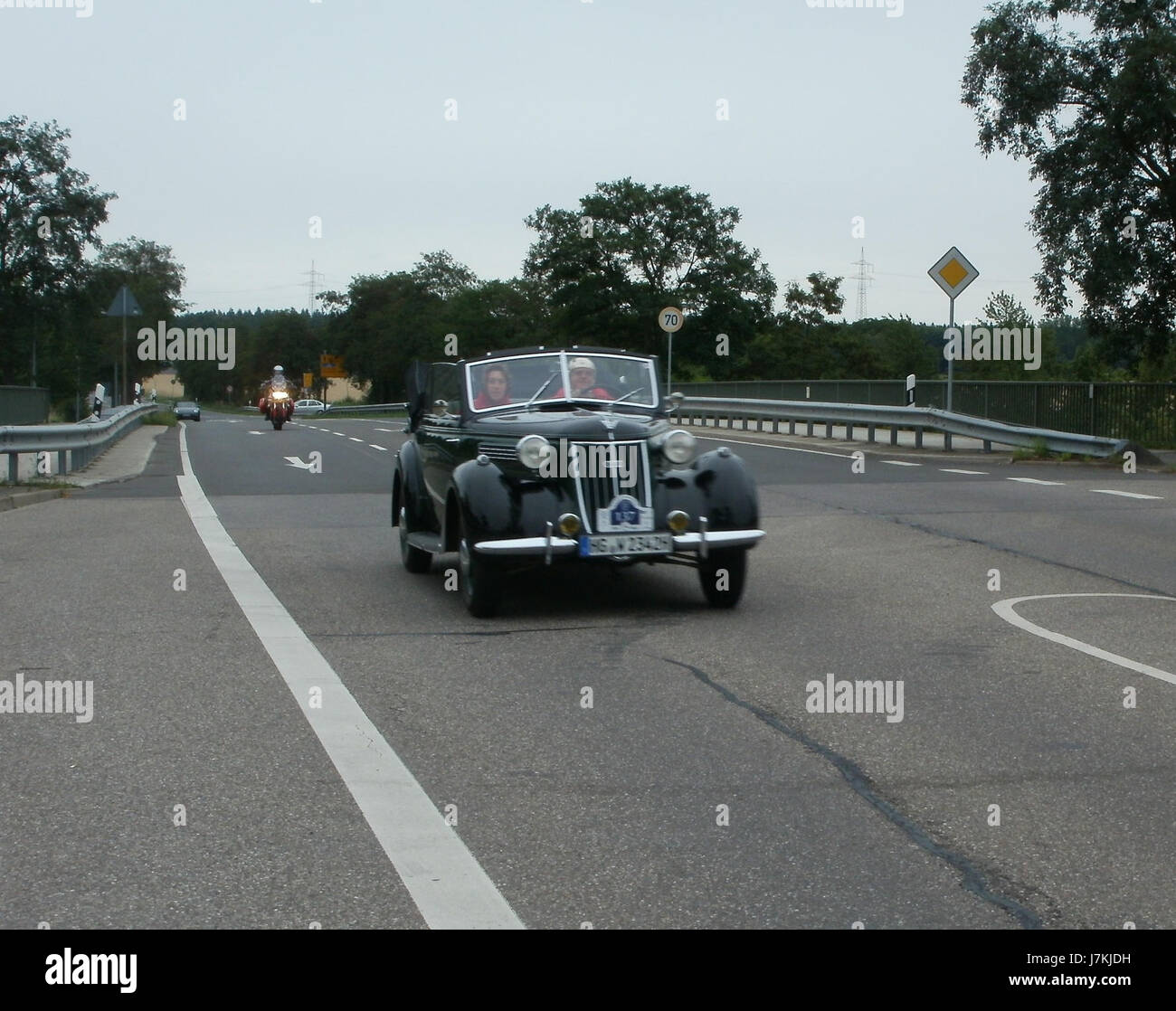 Le titre fait référence à la route historique de Bertha Benz le 25 juin 1886, de Mannheim à Pforzheim, en Allemagne. Elle est créditée d'être la première personne à conduire une automobile sur une longue distance, prouvant la praticité de l'invention de Karl Benz. Banque D'Images