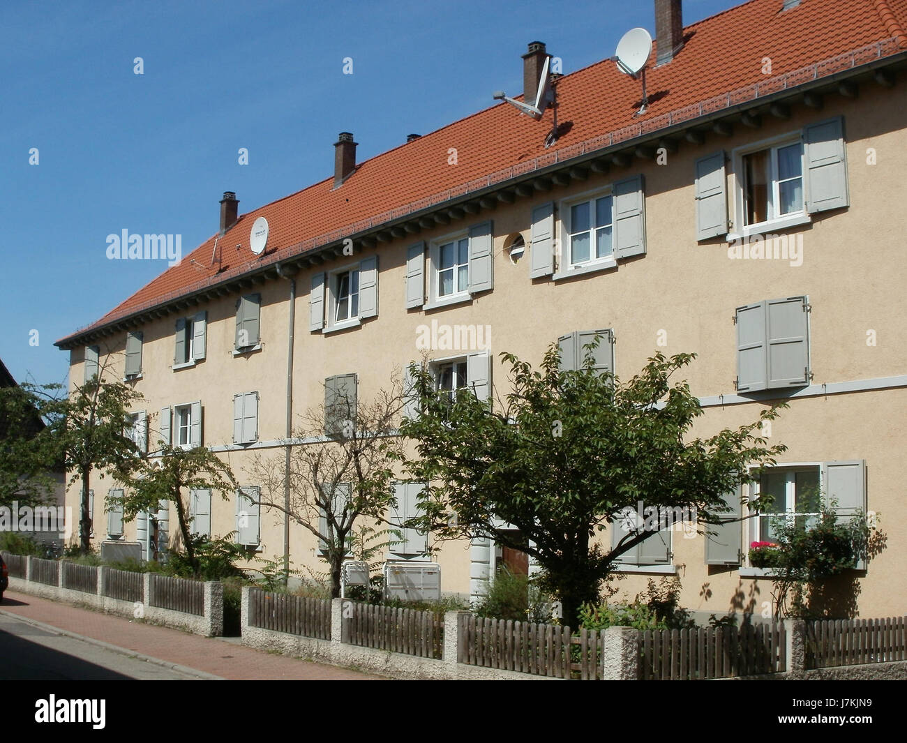 Cette image représente l'emplacement de Luisenstr. 41-43 à Hockenheim, Allemagne, montrant les détails architecturaux et l'environnement local de cette région. Hockenheim est connue pour son histoire automobile et son lien avec le circuit de Hockenheimring. Banque D'Images Cette image représente l'emplacement de Luisenstr. 41-43 à Hockenheim, Allemagne, montrant les détails architecturaux et l'environnement local de cette région. Hockenheim est connue pour son histoire automobile et son lien avec le circuit de Hockenheimring. Banque D'Images