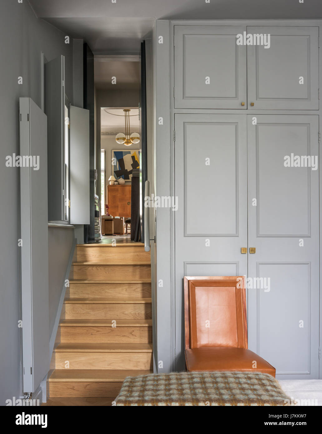 Le calme des tons gris sur le rangement chambre en duplex avec un escalier en bois Banque D'Images