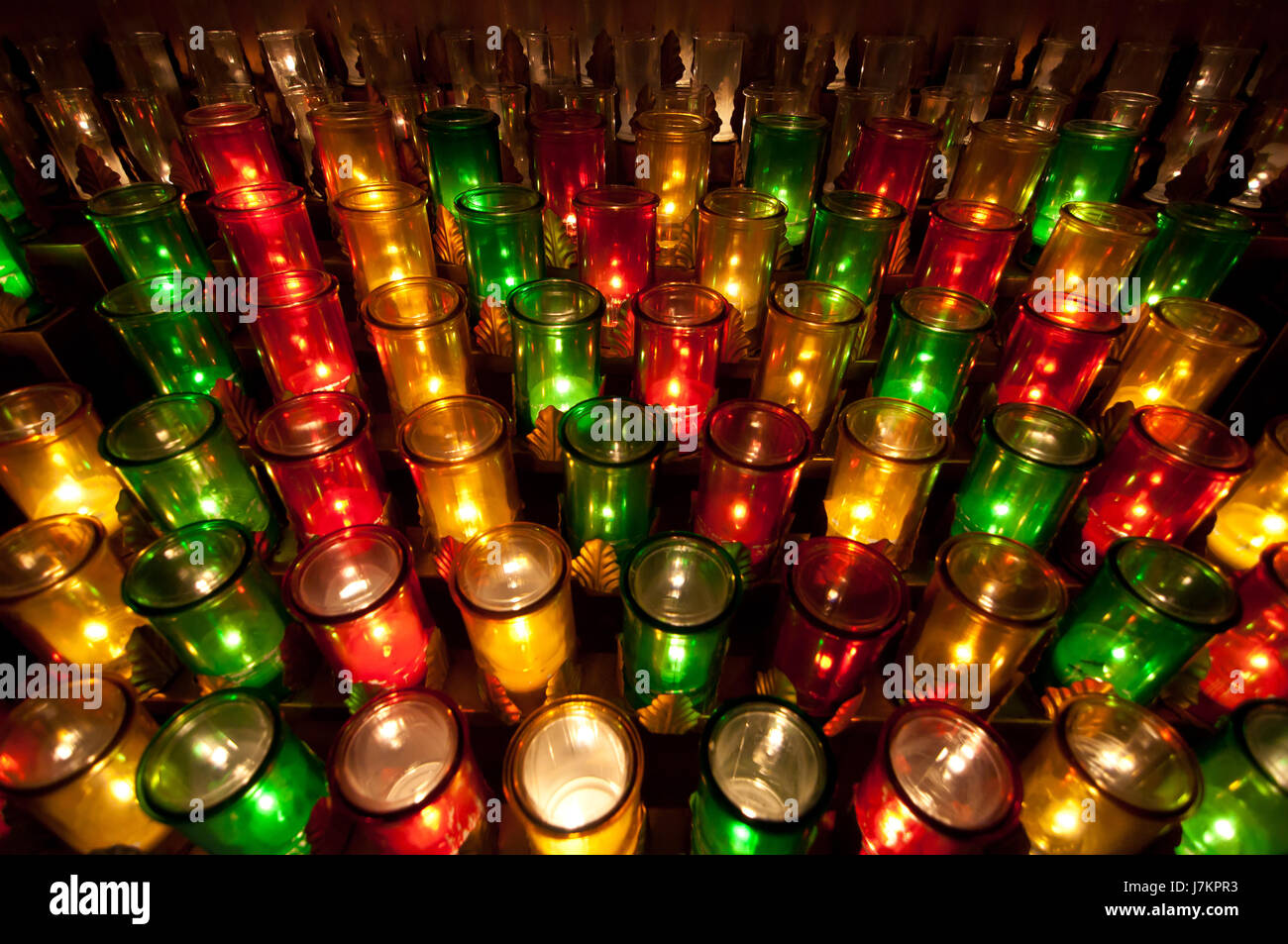 La religion horizontale verte de l'église catholique de bougie flamme flammes de bougies allumées Banque D'Images