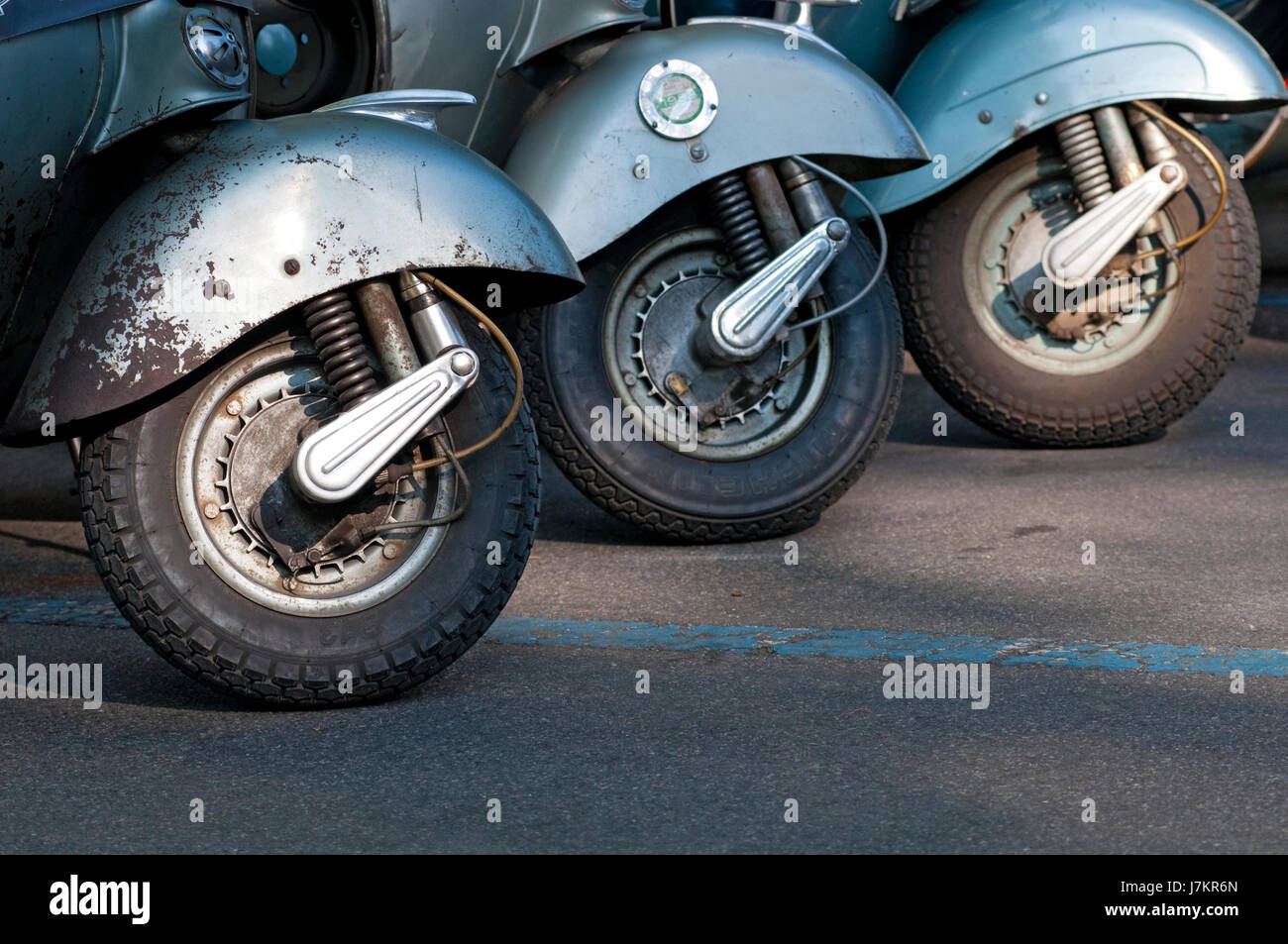 L'Italie, roue avant d'un scooter Vespa Banque D'Images