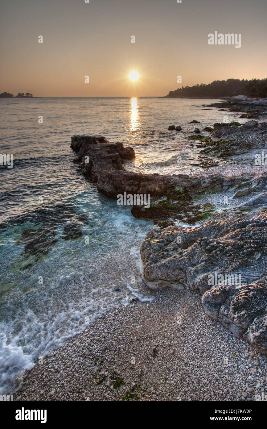 Sunset Beach La plage de bord de mer vagues croatie istrie mer salée Banque D'Images