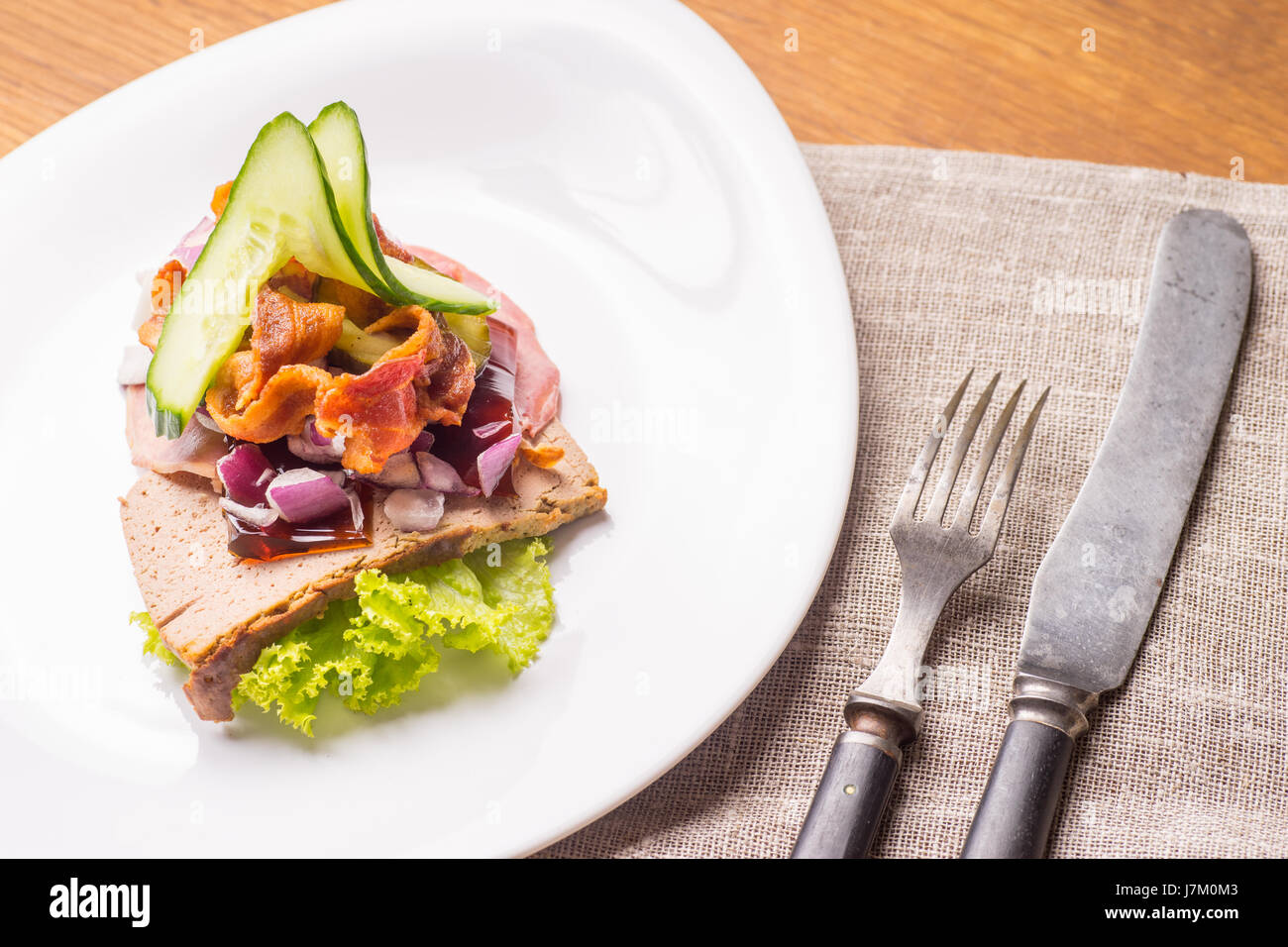 Des spécialités danoises et des plats nationaux, de haute qualité.Le sandwich ouvert très célèbre morceau de butterbread du vétérinaire appelé midnight snack consistin Banque D'Images