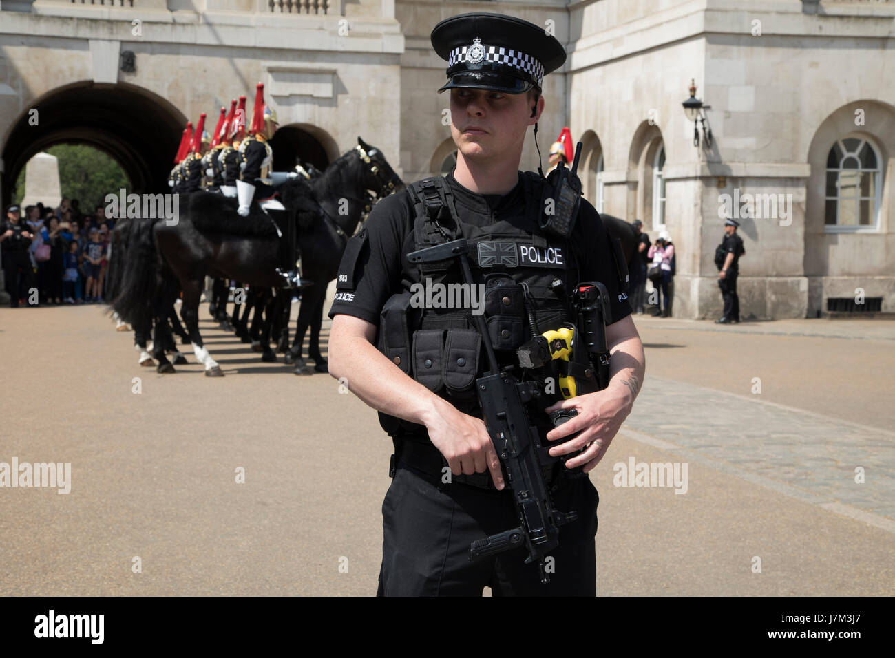 À la suite des récentes attaques terroristes, la sécurité est renforcée avec plus de policiers armés dans les rues, les services de police importants bâtiments, comme ici à Horse Guards Parade au cours de l'évolution de la Garde côtière canadienne à Londres, Angleterre, Royaume-Uni. Banque D'Images