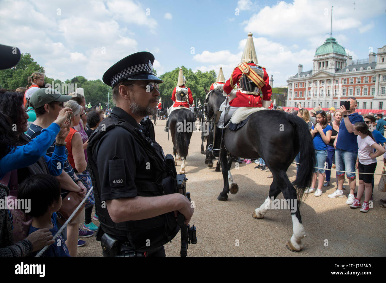 À la suite des récentes attaques terroristes, la sécurité est renforcée avec plus de policiers armés dans les rues, les services de police importants bâtiments, comme ici à Horse Guards Parade au cours de l'évolution de la Garde côtière canadienne à Londres, Angleterre, Royaume-Uni. Banque D'Images