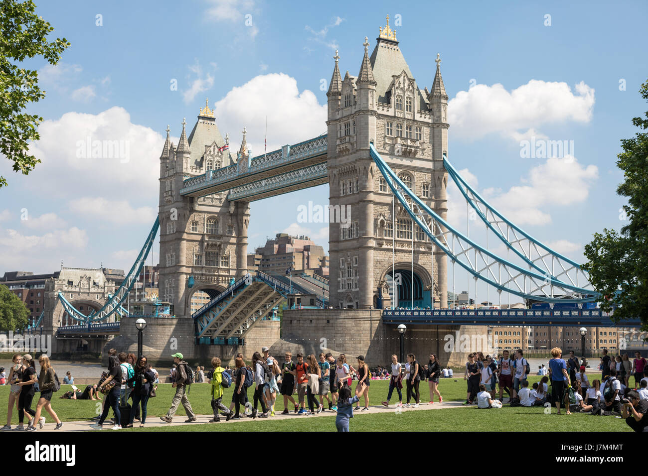 Tower Bridge à Londres sur une chaude journée d'été. Banque D'Images