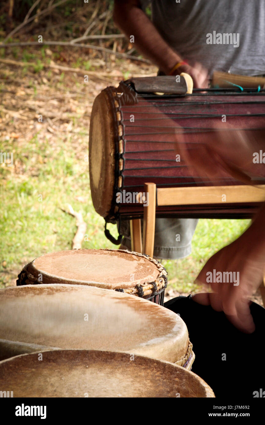 Men playing drums style africain Banque D'Images