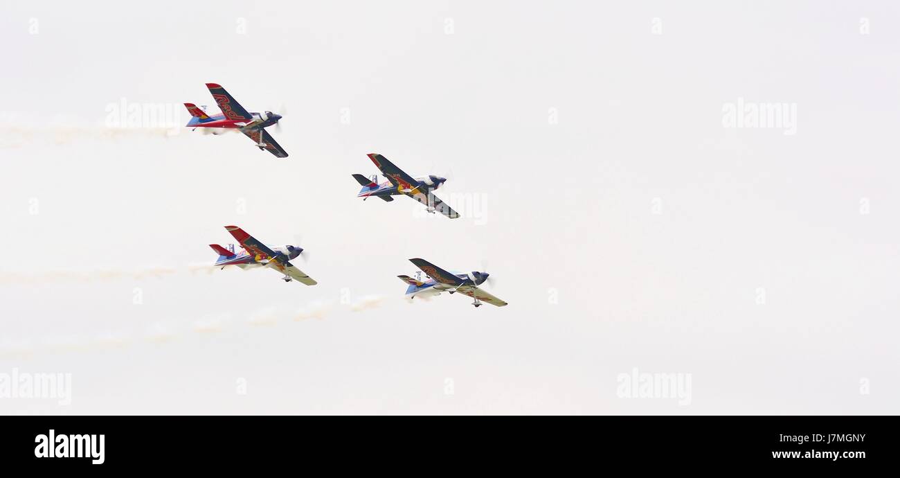 CASLAV, RÉPUBLIQUE TCHÈQUE - 20 MAI 2017 : Flying Bulls, l'équipe de démonstration aérienne avec ExtremeAir XA42 planes montrant son rendement au cours de la Journée Portes Ouvertes au Tactica Banque D'Images