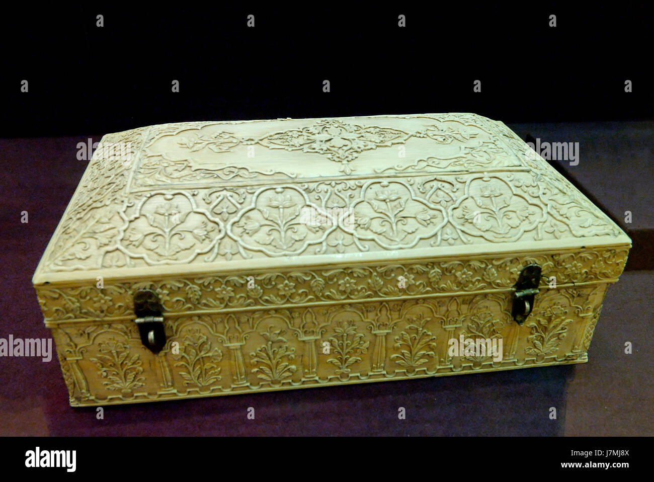 Le coffret d'Inde, qui fait partie de la collection du Louvre, est une pièce d'artisanat détaillée qui représente l'art indien. Il présente des conceptions complexes et un symbolisme culturel reflétant la riche histoire et l'art de l'Inde. Banque D'Images