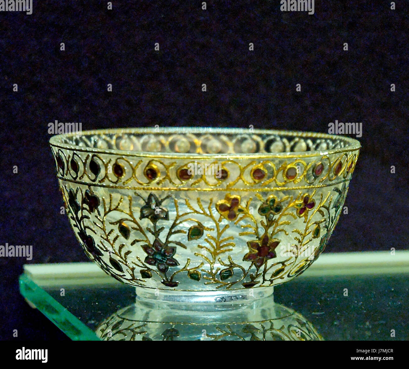 'Cup India' est un artefact de la collection du Louvre, mettant en valeur un design indien traditionnel. Cette pièce reflète la riche histoire culturelle de l'Inde, offrant un aperçu de l'artisanat ancien et de l'art de la culture indienne. Banque D'Images