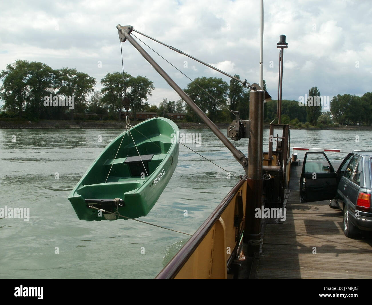 Cette image montre Kollerfahre, un terminal de ferry, capturé en 2011. Il met en lumière les infrastructures et les moyens de transport utilisés dans la région, reflétant son histoire maritime. Banque D'Images