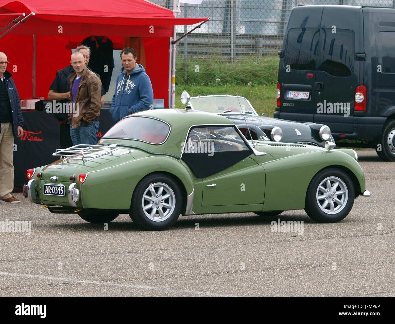 La Triumph TR3 1960 est une voiture de sport britannique connue pour son design compact et ses performances impressionnantes. Réputée pour son agilité et son attrait vintage, la TR3 reste un favori parmi les amateurs de voitures anciennes. Banque D'Images