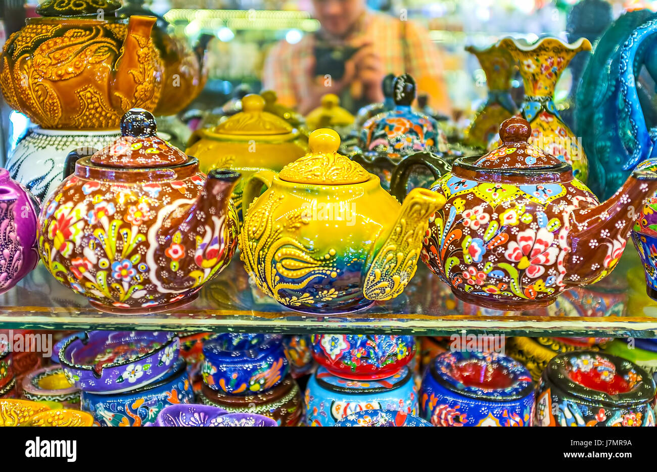 KEMER, TURQUIE - 5 mai 2017 : Les théières en porcelaine décoré avec des  Tulipes turques de secours et d'autres motifs floraux dans les plats de  boutique resor Photo Stock - Alamy