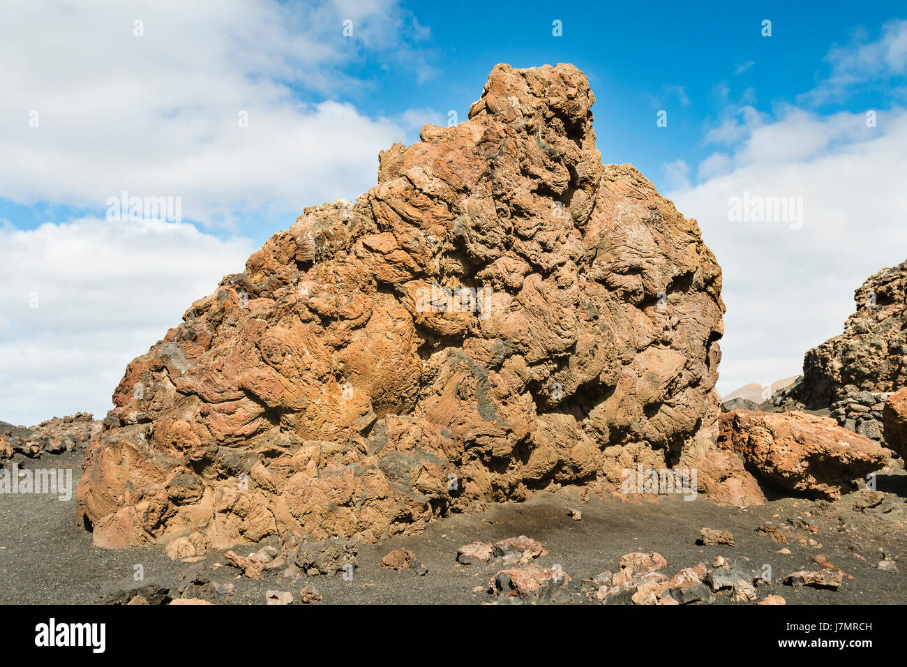 Fermer la vue d'une grande roche de lave à proximité du volcan Montaña de Las Lapas del Cuervo de Timanfaya à Lanzarote, Espagne. Banque D'Images