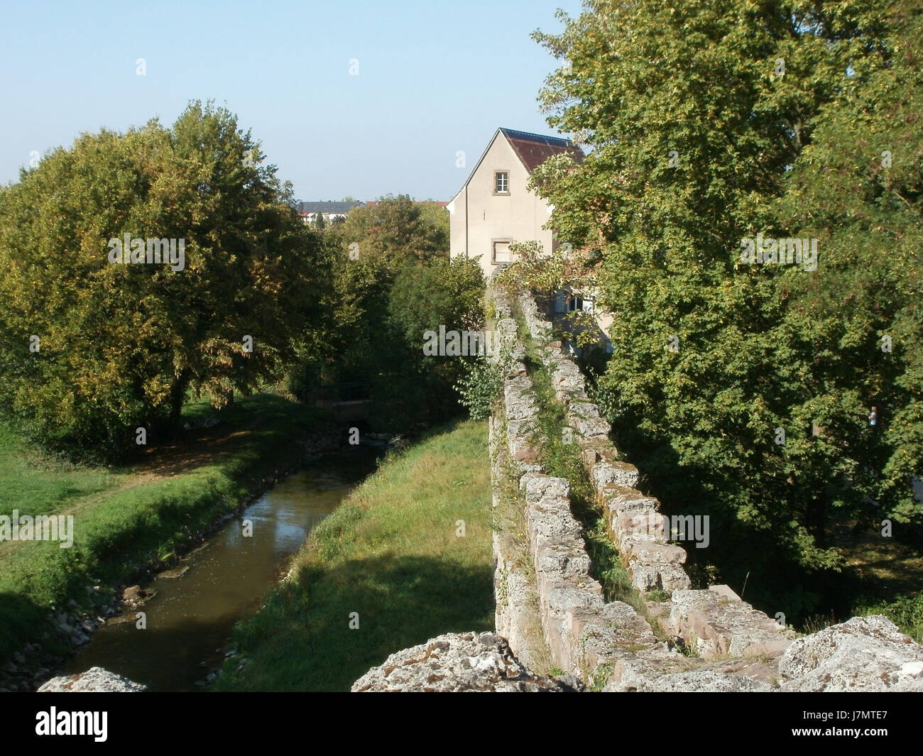 Il s'agit de l'aqueduc romain de Schwetzingen, en Allemagne, construit pendant l'Empire romain. C’est un système historique d’approvisionnement en eau, un exemple d’ingénierie romaine, et une partie du patrimoine archéologique de regionâ€™s. Banque D'Images
