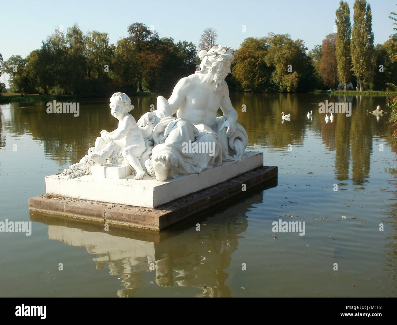 Cette image représente le Dieu fluvial du Rhin, représenté à Schwetzingen, une ville en Allemagne. La figure fait partie des célèbres jardins de Schwetzingen, illustrant l'importance historique et mythologique du Rhin dans la culture allemande. Banque D'Images