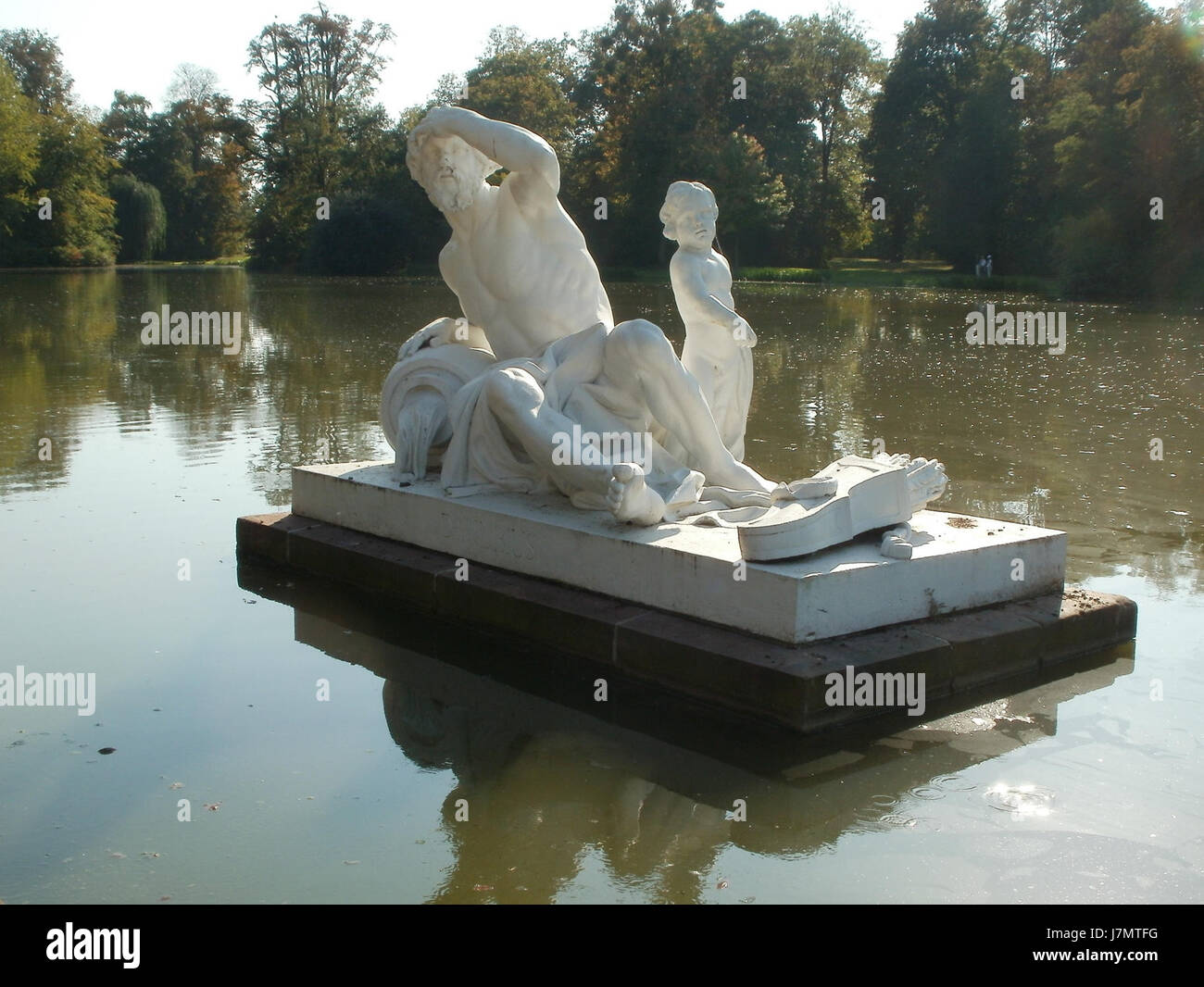 Cette image montre le Flussgott (Dieu fluvial) du Danube à Schwetzingen, représentant une figure mythologique associée à l'eau et aux divinités fluviales dans la mythologie européenne. C'est un exemple de sculpture européenne classique. Banque D'Images