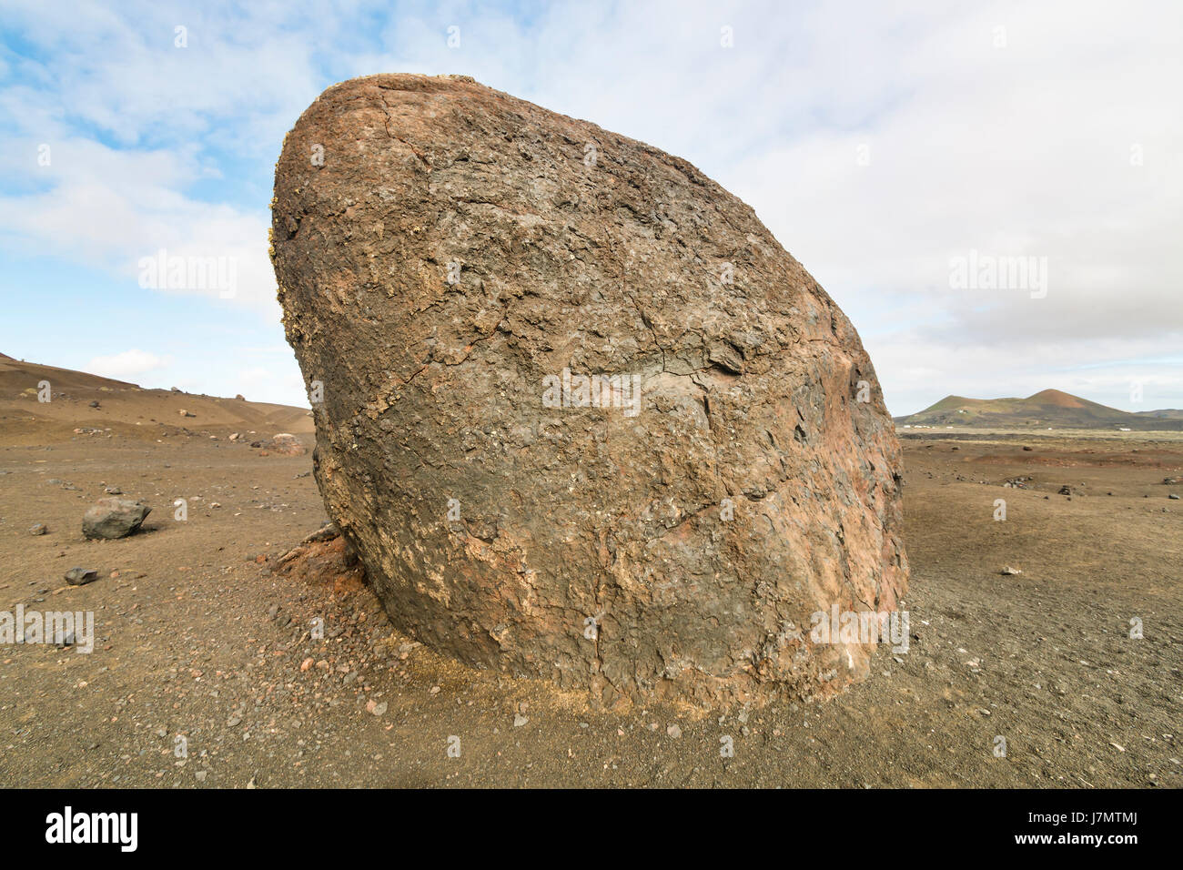 Fermer la vue d'une grande bombe de lave près de la Caldeira Colorada en Lanzarote, Espagne. Banque D'Images