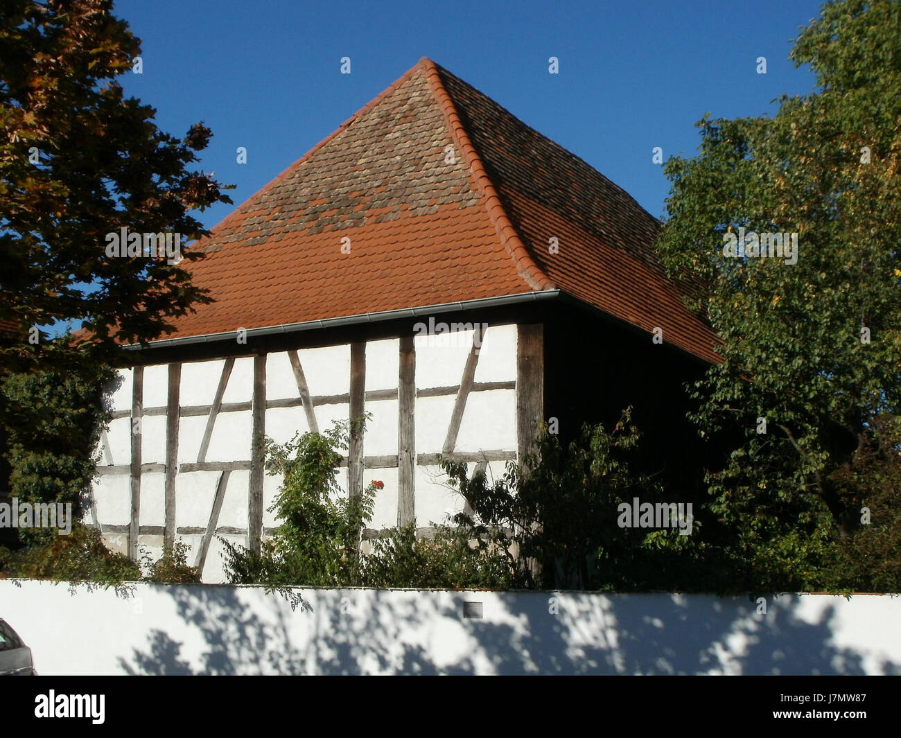 Cette image, prise le 30 septembre 2011, représente un bâtiment ou une structure situé sur Kolpingstrasse 12, à Oberhausen, en Allemagne. L'image met en évidence l'architecture et l'environnement de la zone pendant cette période, fournissant un aperçu de la zone locale. Banque D'Images