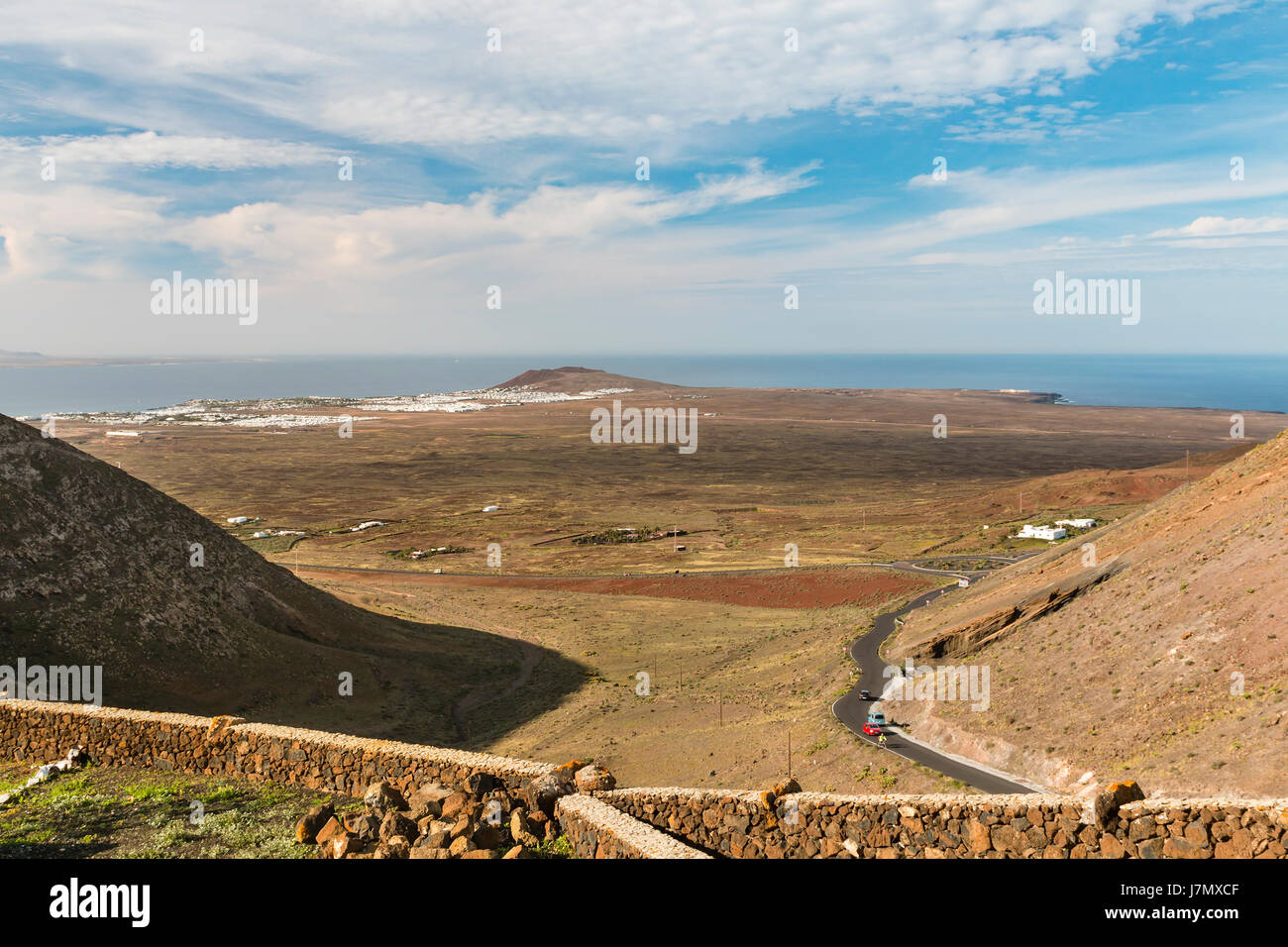 Vue depuis le Mirador de Puerto del Carmen à Lanzarote, Espagne à Playa Blanca et Montana Roja, Fuerteventura avec en arrière-plan. Banque D'Images