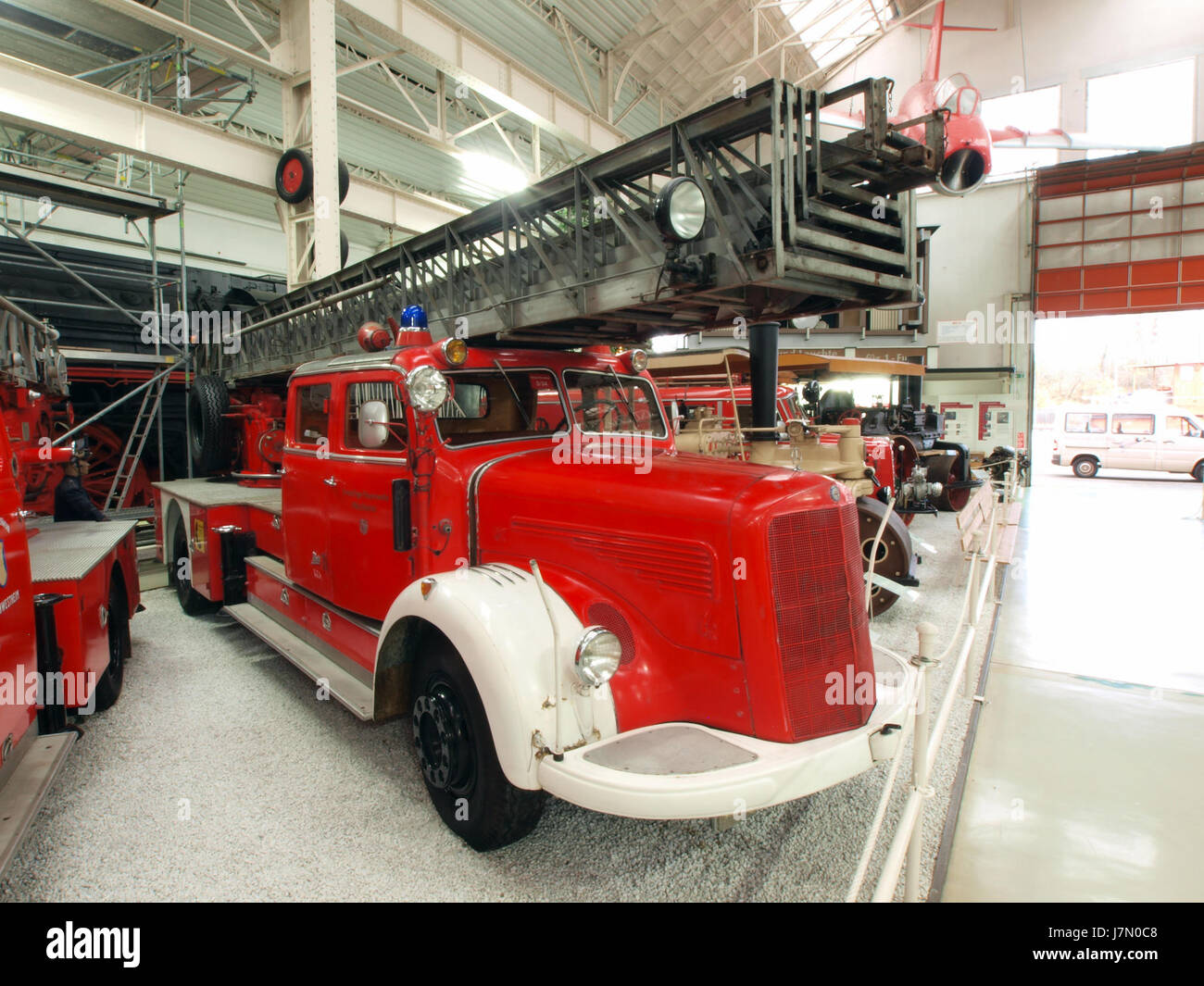 Le 1949 Magirus DL22 est un pompier allemand historique conçu pour les opérations de sauvetage de grande portée. Connu pour son échelle et ses capacités efficaces de lutte contre les incendies, le DL22 était un outil essentiel dans les pompiers d'après-guerre, jouant un rôle clé dans la sécurité urbaine et les interventions d'urgence. Banque D'Images