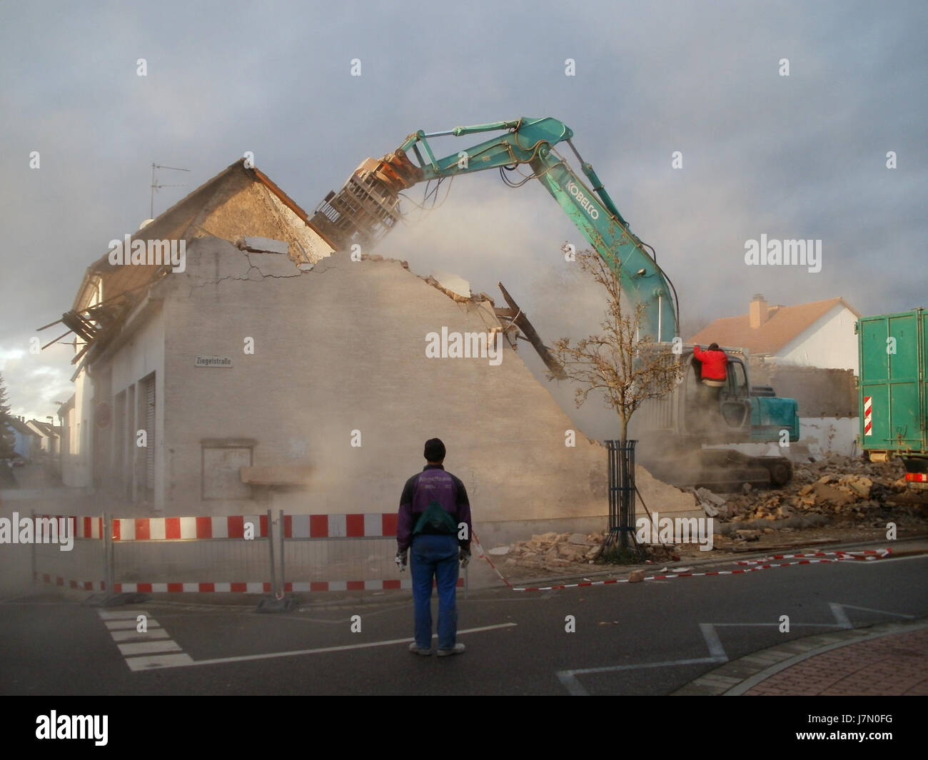 L'image représente l'hippodrome de Hockenheim en Allemagne, mettant en valeur son aménagement et ses environs lors d'un événement en 2011. La scène met en évidence le design emblématique de la piste et les activités de sport automobile qui se déroulent. Banque D'Images L'image représente l'hippodrome de Hockenheim en Allemagne, mettant en valeur son aménagement et ses environs lors d'un événement en 2011. La scène met en évidence le design emblématique de la piste et les activités de sport automobile qui se déroulent. Banque D'Images