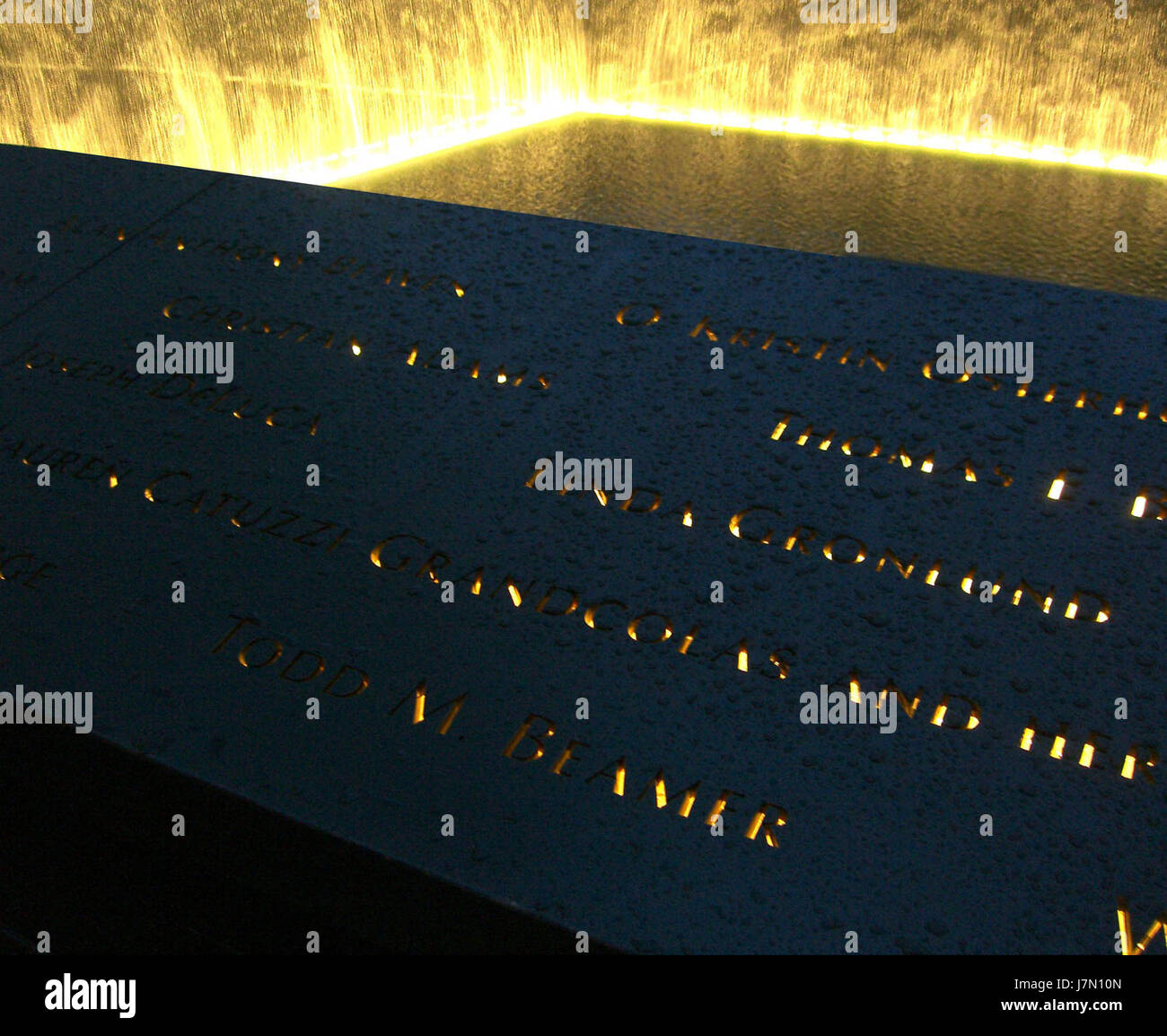 Ce panneau commémore probablement Todd Beamer, connu pour ses actions héroïques à bord du vol 93 d'United Airlines lors des attaques du 11 septembre 2001. L'image, capturée par Luigi Novi, rend hommage à la bravoure de Beamer et à son rôle central dans la lutte contre le détournement. Banque D'Images