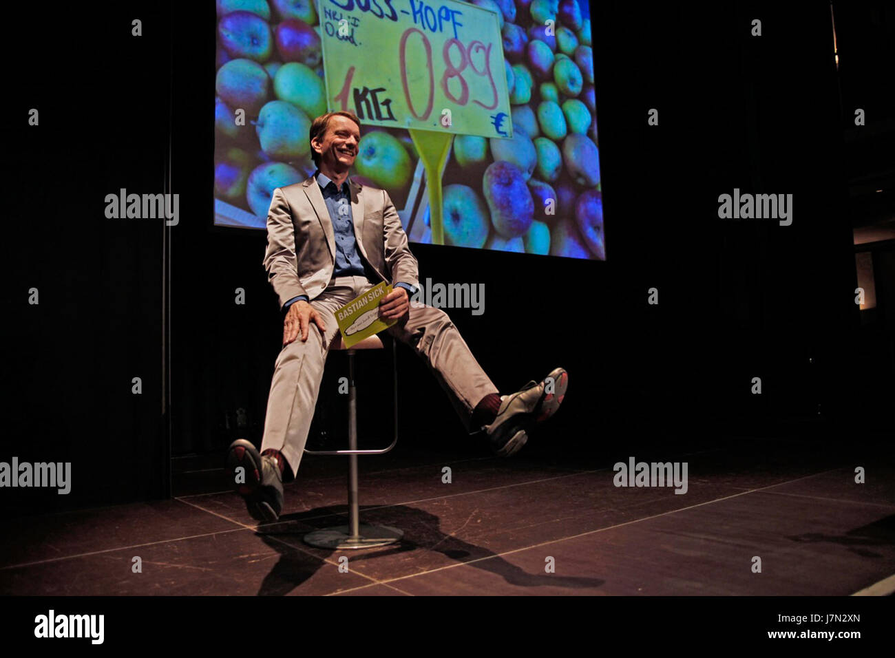 Il s'agit d'un événement live de Bastian Sick, un auteur et linguiste allemand, connu pour son travail sur la grammaire et la langue allemandes. L'événement a eu lieu le 4 février 2012. Banque D'Images