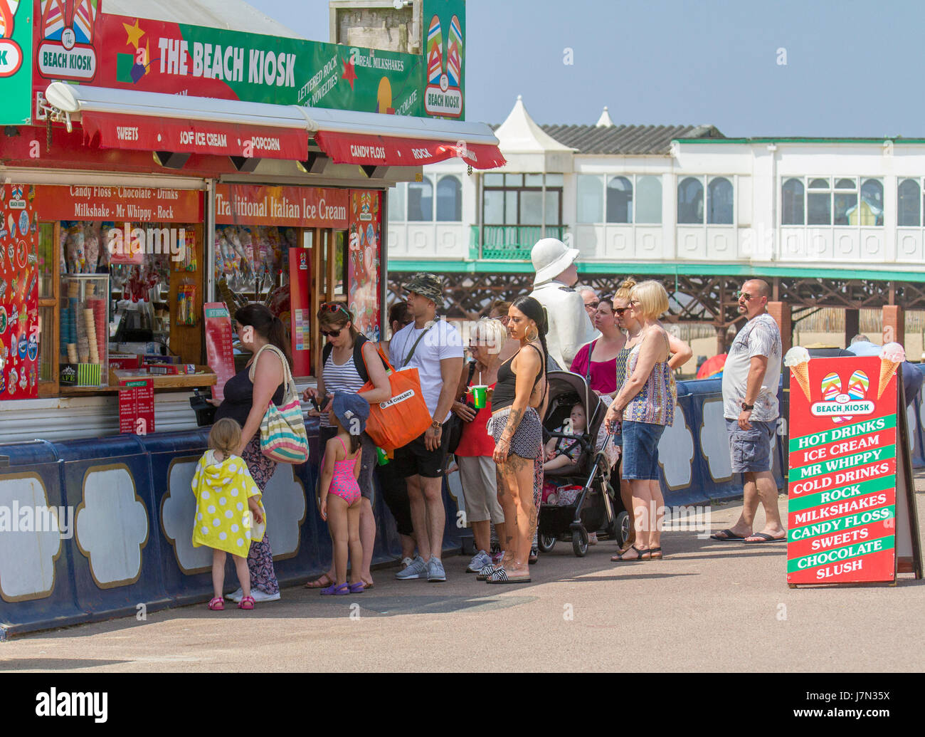 Lytham St Annes, Lancashire, Royaume-Uni. Météo britannique. 25 mai, 2017. Journée la plus chaude de l'année à l'embarcadère et de la plage. Les touristes à la tête des sables de Lytham pour profiter de la canicule. La plage est un paradis pour les touristes et vacanciers, et est utilisé pour un large éventail d'activités. La plage elle-même au St Annes, sur la côte de Fylde, est une immense étendue de sable doré, idéal pour courir sur des châteaux et. /AlamyLiveNews MediaWorldImages crédit ; Banque D'Images