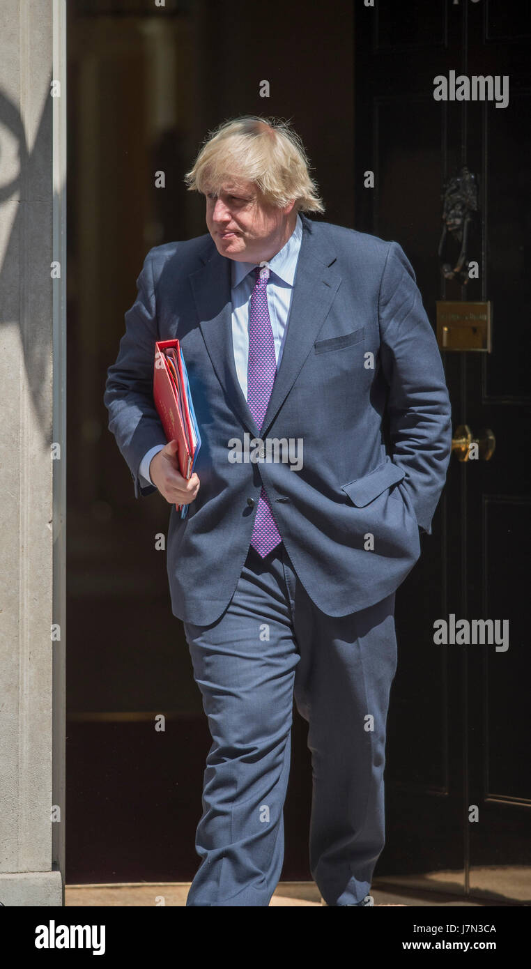 Downing Street, London, UK. 25 mai 2017. Le Secrétaire à la défense, Sir Michael Fallon et Secrétaire aux affaires étrangères, Boris Johnson quitter Downing Street pour le sommet de l'OTAN à Bruxelles. Credit : Malcolm Park editorial/Alamy Live News. Banque D'Images