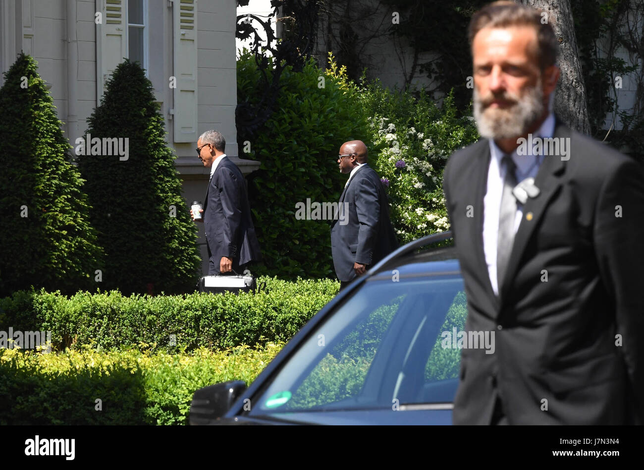 L'ancien président américain Barack Obama (l) arrive avec entourage au Brenners Park Hotel à Baden-Baden, Allemagne, 25 mai 2016. Il est à l'attribution de la Deutscher Medienpreis 2016 (German Media Award) dans la soirée. Photo : Uli Deck/dpa Banque D'Images
