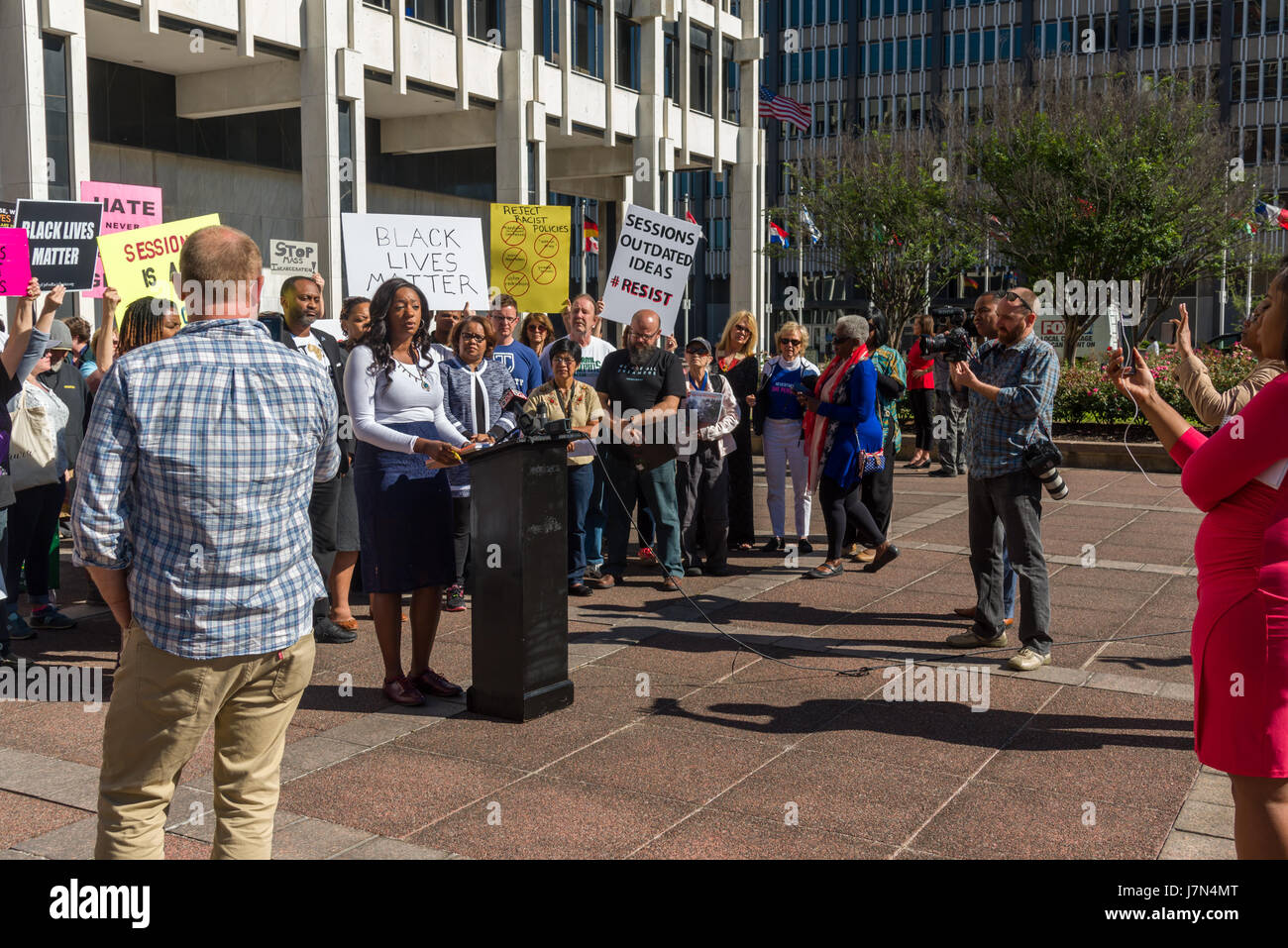 Memphis, États-Unis. 25 mai 2017. Memphis, Tennessee, le 25 mai 2017. Un groupe se réunit pour protester contre le procureur général Jeff Sessions' à la rencontre avec les maires de la ville et du comté et de l'application de la loi. La manifestation a été pacifique et organisée par NAACP et Black vit avec de nombreux orateurs. Crédit : Gary Culley/Alamy Live News Banque D'Images