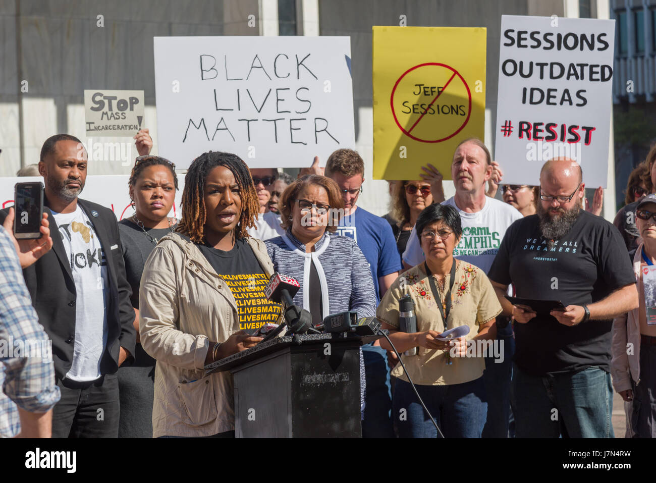 Memphis, États-Unis. 25 mai 2017. Memphis, Tennessee, le 25 mai 2017. Un groupe se réunit pour protester contre le procureur général Jeff Sessions' à la rencontre avec les maires de la ville et du comté et de l'application de la loi. La manifestation a été pacifique et organisée par NAACP et Black vit avec de nombreux orateurs. Crédit : Gary Culley/Alamy Live News Banque D'Images
