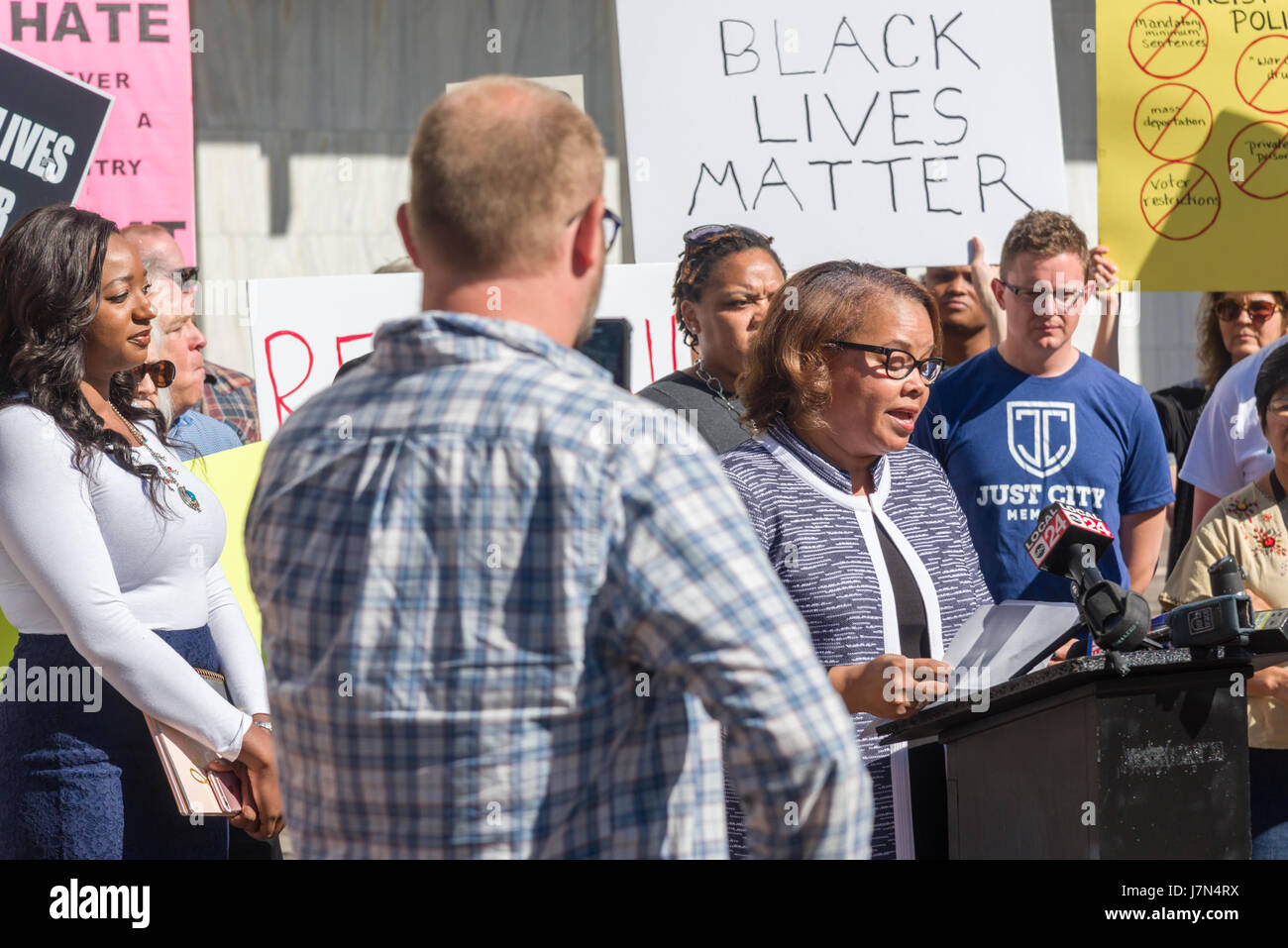 Memphis, États-Unis. 25 mai 2017. Memphis, Tennessee, le 25 mai 2017. Un groupe se réunit pour protester contre le procureur général Jeff Sessions' à la rencontre avec les maires de la ville et du comté et de l'application de la loi. La manifestation a été pacifique et organisée par NAACP et Black vit avec de nombreux orateurs. Crédit : Gary Culley/Alamy Live News Banque D'Images