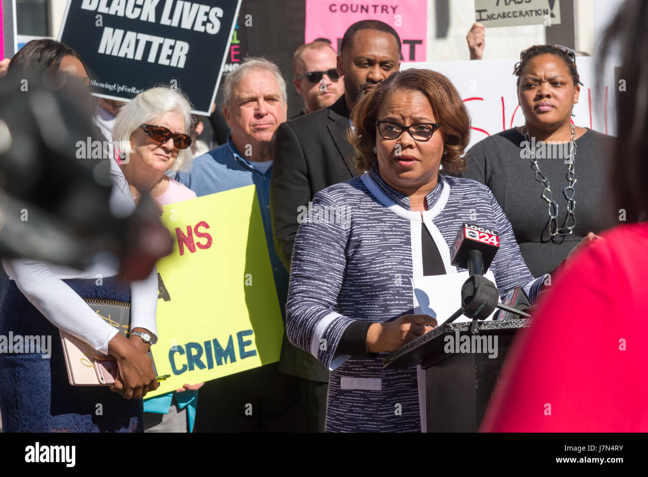 Memphis, États-Unis. 25 mai 2017. Memphis, Tennessee, le 25 mai 2017. Un groupe se réunit pour protester contre le procureur général Jeff Sessions' à la rencontre avec les maires de la ville et du comté et de l'application de la loi. La manifestation a été pacifique et organisée par NAACP et Black vit avec de nombreux orateurs. Crédit : Gary Culley/Alamy Live News Banque D'Images
