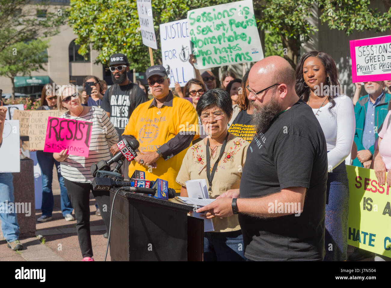 Memphis, États-Unis. 25 mai 2017. Memphis, Tennessee, le 25 mai 2017. Un groupe se réunit pour protester contre le procureur général Jeff Sessions' à la rencontre avec les maires de la ville et du comté et de l'application de la loi. La manifestation a été pacifique et organisée par NAACP et Black vit avec de nombreux orateurs. Crédit : Gary Culley/Alamy Live News Banque D'Images