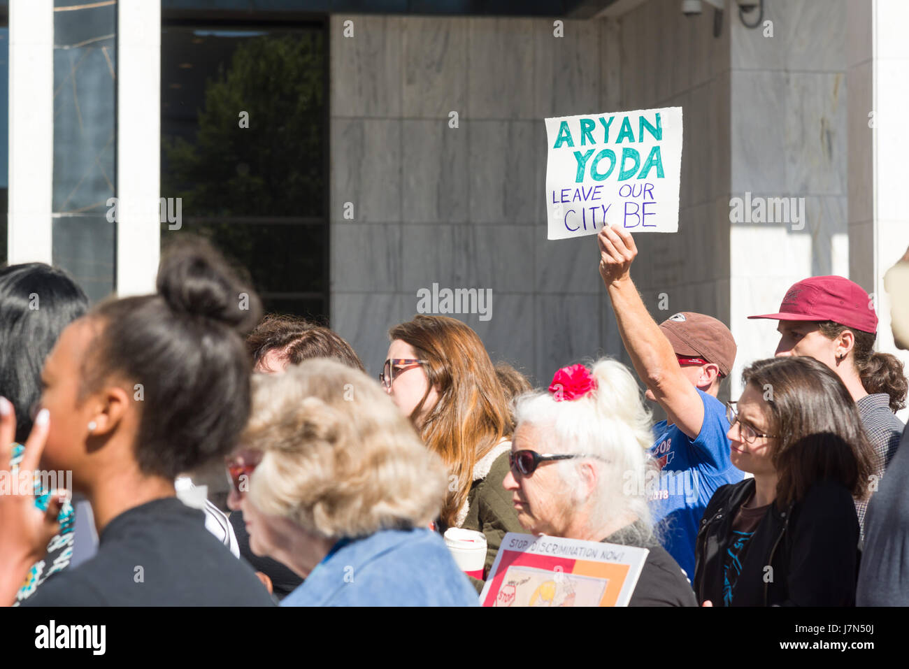 Memphis, États-Unis. 25 mai 2017. Memphis, Tennessee, le 25 mai 2017. Un groupe se réunit pour protester contre le procureur général Jeff Sessions' à la rencontre avec les maires de la ville et du comté et de l'application de la loi. La manifestation a été pacifique et organisée par NAACP et Black vit avec de nombreux orateurs. Crédit : Gary Culley/Alamy Live News Banque D'Images