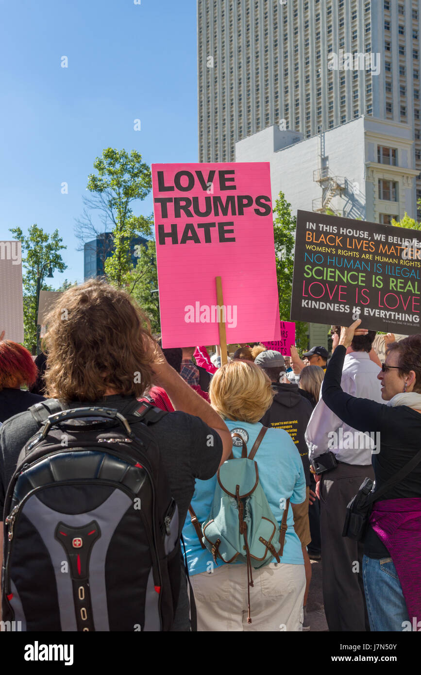 Memphis, États-Unis. 25 mai 2017. Memphis, Tennessee, le 25 mai 2017. Un groupe se réunit pour protester contre le procureur général Jeff Sessions' à la rencontre avec les maires de la ville et du comté et de l'application de la loi. La manifestation a été pacifique et organisée par NAACP et Black vit avec de nombreux orateurs. Crédit : Gary Culley/Alamy Live News Banque D'Images