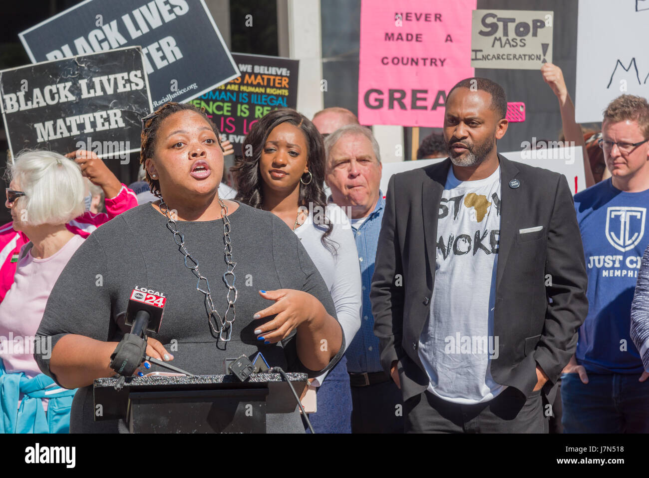 Memphis, États-Unis. 25 mai 2017. Memphis, Tennessee, le 25 mai 2017. Un groupe se réunit pour protester contre le procureur général Jeff Sessions' à la rencontre avec les maires de la ville et du comté et de l'application de la loi. La manifestation a été pacifique et organisée par NAACP et Black vit avec de nombreux orateurs. Crédit : Gary Culley/Alamy Live News Banque D'Images