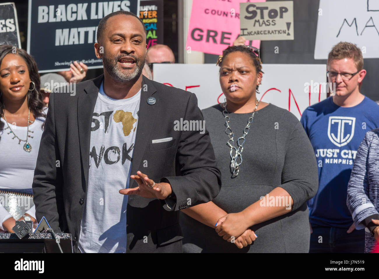Memphis, États-Unis. 25 mai 2017. Memphis, Tennessee, le 25 mai 2017. Un groupe se réunit pour protester contre le procureur général Jeff Sessions' à la rencontre avec les maires de la ville et du comté et de l'application de la loi. La manifestation a été pacifique et organisée par NAACP et Black vit avec de nombreux orateurs. Crédit : Gary Culley/Alamy Live News Banque D'Images