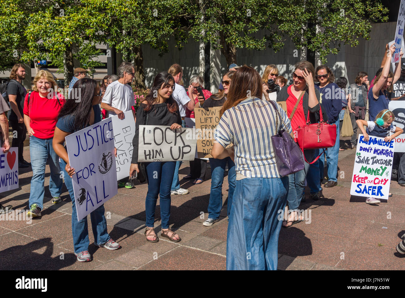 Memphis, États-Unis. 25 mai 2017. Memphis, Tennessee, le 25 mai 2017. Un groupe se réunit pour protester contre le procureur général Jeff Sessions' à la rencontre avec les maires de la ville et du comté et de l'application de la loi. La manifestation a été pacifique et organisée par NAACP et Black vit avec de nombreux orateurs. Crédit : Gary Culley/Alamy Live News Banque D'Images