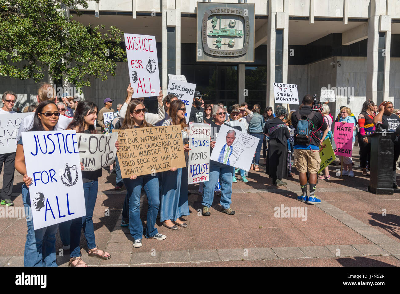 Memphis, États-Unis. 25 mai 2017. Memphis, Tennessee, le 25 mai 2017. Un groupe se réunit pour protester contre le procureur général Jeff Sessions' à la rencontre avec les maires de la ville et du comté et de l'application de la loi. La manifestation a été pacifique et organisée par NAACP et Black vit avec de nombreux orateurs. Crédit : Gary Culley/Alamy Live News Banque D'Images